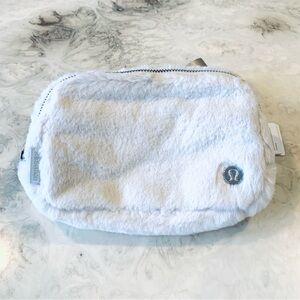 NWT Lululemon Everywhere Belt Bag (Plush Fleece)